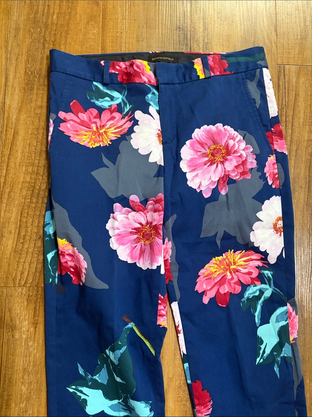 Banana Republic Avery Navy Floral Cropped Pants with Pink Blooms size 6 - Picture 3 of 9